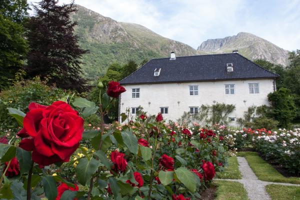 Baroniet i Rosendal, sete for slektene Rosenkrantz og senere  Rosenkrone. Fra rosehagen foran hovedbygningen.